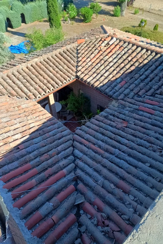 Estado del tejado antes de la renovación en Navalcarnero, Madrid