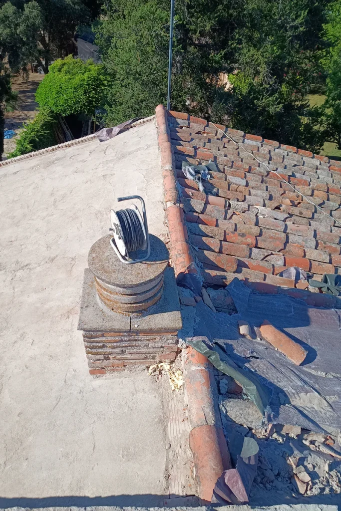 Tejado deteriorado antes de la renovación en Navalcarnero, Madrid